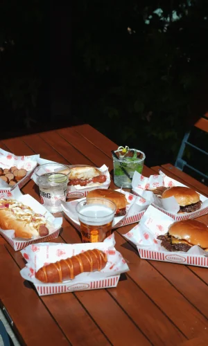 Carnaval Caravan yemek toplantısı-carnavalcaravan.com